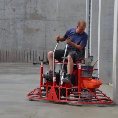 Doppelglättmaschine bei der Arbeit
